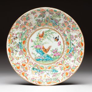 A Chinese wucai covered box, a blue and white ewer, a famille rose covered box and a plate, Wanli, Kangxi and Guangxu mark, 19/20th C. — 照片 2