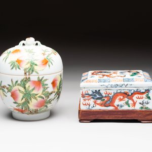 A Chinese wucai covered box, a blue and white ewer, a famille rose covered box and a plate, Wanli, Kangxi and Guangxu mark, 19/20th C. — 照片 4