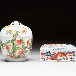 A Chinese wucai covered box, a blue and white ewer, a famille rose covered box and a plate, Wanli, Kangxi and Guangxu mark, 19/20th C. — 照片 5
