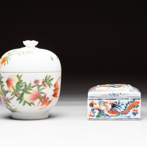 A Chinese wucai covered box, a blue and white ewer, a famille rose covered box and a plate, Wanli, Kangxi and Guangxu mark, 19/20th C. — 照片 6