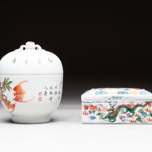 A Chinese wucai covered box, a blue and white ewer, a famille rose covered box and a plate, Wanli, Kangxi and Guangxu mark, 19/20th C. — 照片 7