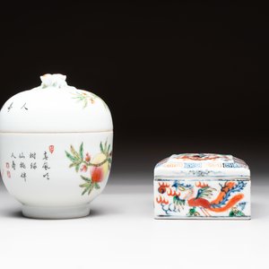A Chinese wucai covered box, a blue and white ewer, a famille rose covered box and a plate, Wanli, Kangxi and Guangxu mark, 19/20th C. — 照片 8