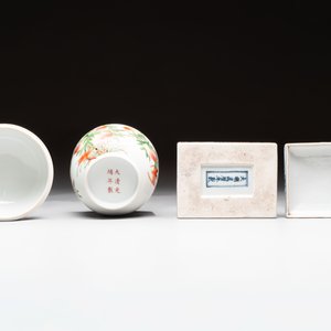 A Chinese wucai covered box, a blue and white ewer, a famille rose covered box and a plate, Wanli, Kangxi and Guangxu mark, 19/20th C. — 照片 10