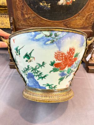 A Chinese wucai covered vase with narrative design and a jar mounted as a wine cooler, Transitional period — 照片 1