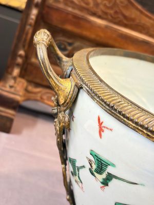 A Chinese wucai covered vase with narrative design and a jar mounted as a wine cooler, Transitional period — 照片 4