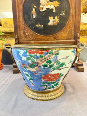 A Chinese wucai covered vase with narrative design and a jar mounted as a wine cooler, Transitional period — 照片 6