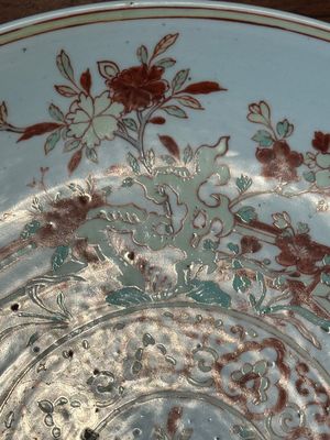 A Chinese wucai dish with figural and floral design, Jiajing mark, Transitional period — photo 14