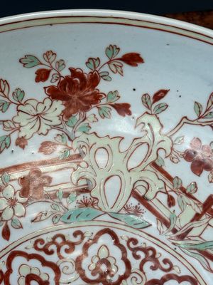 A Chinese wucai dish with figural and floral design, Jiajing mark, Transitional period — photo 2