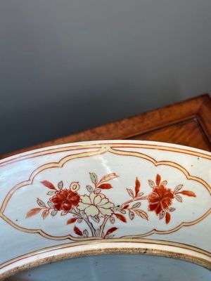 A Chinese wucai dish with figural and floral design, Jiajing mark, Transitional period — photo 7