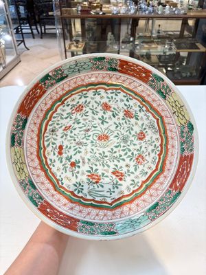 A Chinese wucai dish with floral design, Kangxi mark and of the period — photo 1