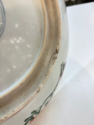 A Chinese wucai dish with floral design, Kangxi mark and of the period — photo 13