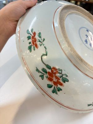 A Chinese wucai dish with floral design, Kangxi mark and of the period — photo 14