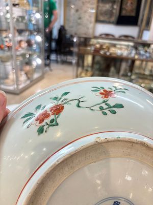A Chinese wucai dish with floral design, Kangxi mark and of the period — photo 15