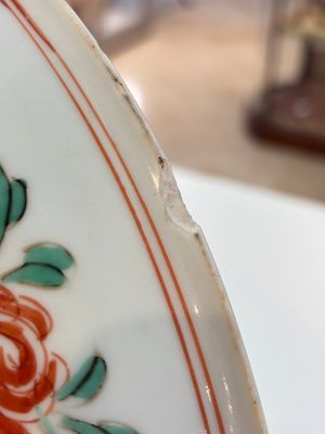 A Chinese wucai dish with floral design, Kangxi mark and of the period — photo 18