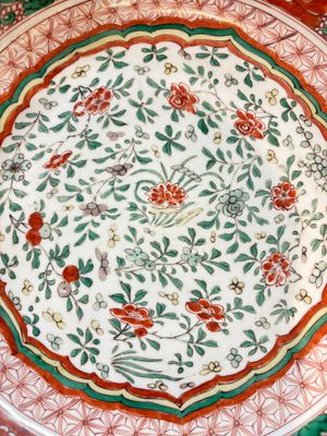 A Chinese wucai dish with floral design, Kangxi mark and of the period — photo 2