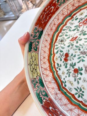 A Chinese wucai dish with floral design, Kangxi mark and of the period — photo 3