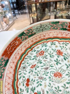 A Chinese wucai dish with floral design, Kangxi mark and of the period — photo 4