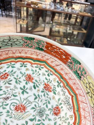 A Chinese wucai dish with floral design, Kangxi mark and of the period — photo 5