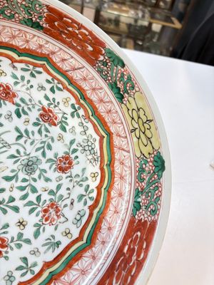 A Chinese wucai dish with floral design, Kangxi mark and of the period — photo 6