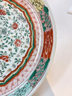 A Chinese wucai dish with floral design, Kangxi mark and of the period — photo 7