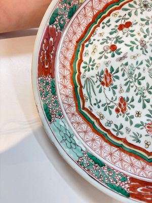 A Chinese wucai dish with floral design, Kangxi mark and of the period — photo 8