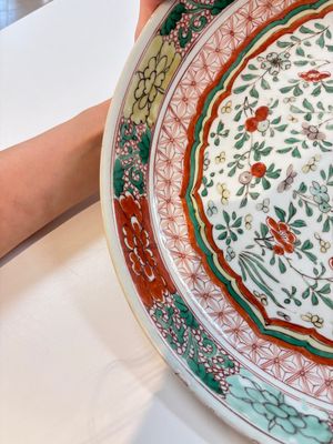 A Chinese wucai dish with floral design, Kangxi mark and of the period — photo 9