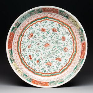 A Chinese wucai dish with floral design, Kangxi mark and of the period — photo 1