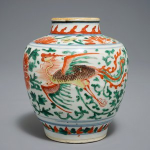 A Chinese wucai 'double phoenix' vase, Transitional period — 照片 2