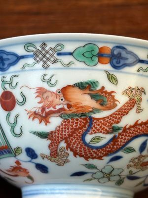 A Chinese wucai 'dragon and phoenix' bowl, Daoguang mark and of the period — 照片 2