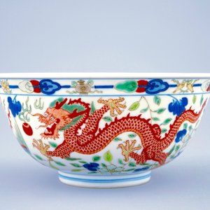 A Chinese wucai dragon and phoenix bowl, Daoguang sealmark and of the period — 照片 3