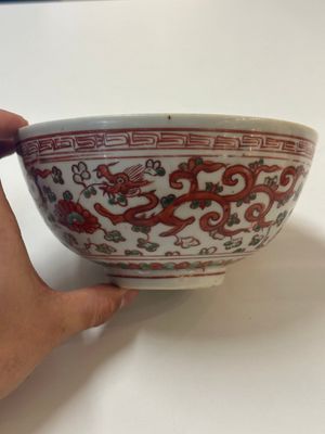 A Chinese wucai 'dragon and phoenix' bowl, Shi 石 mark, Transitional period — photo 1