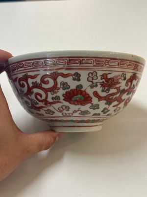 A Chinese wucai 'dragon and phoenix' bowl, Shi 石 mark, Transitional period — photo 2