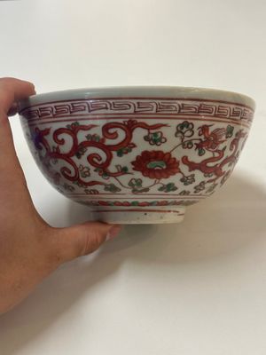 A Chinese wucai 'dragon and phoenix' bowl, Shi 石 mark, Transitional period — photo 4
