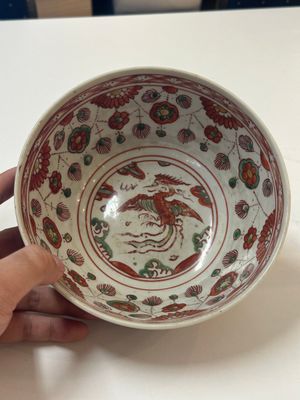 A Chinese wucai 'dragon and phoenix' bowl, Shi 石 mark, Transitional period — photo 5
