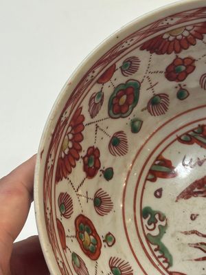 A Chinese wucai 'dragon and phoenix' bowl, Shi 石 mark, Transitional period — photo 6