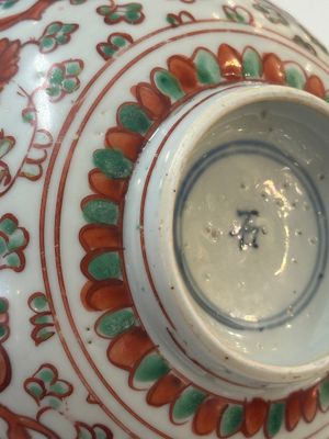 A Chinese wucai 'dragon and phoenix' bowl, Shi 石 mark, Transitional period — photo 10