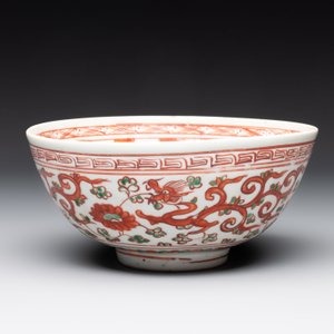 A Chinese wucai 'dragon and phoenix' bowl, Shi 石 mark, Transitional period — photo 3
