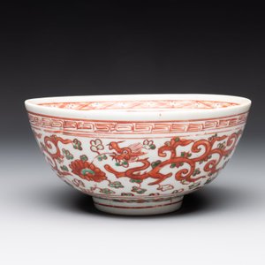 A Chinese wucai 'dragon and phoenix' bowl, Shi 石 mark, Transitional period — photo 4