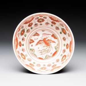 A Chinese wucai 'dragon and phoenix' bowl, Shi 石 mark, Transitional period — photo 5