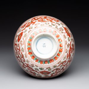 A Chinese wucai 'dragon and phoenix' bowl, Shi 石 mark, Transitional period — photo 6