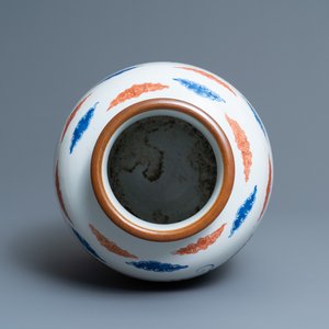 A Chinese wucai 'dragon and phoenix' vase, 19th C. — 照片 5