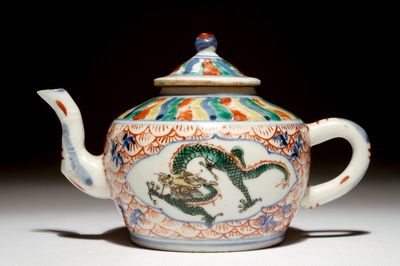 A Chinese wucai dragon teapot and cover, 19th C.