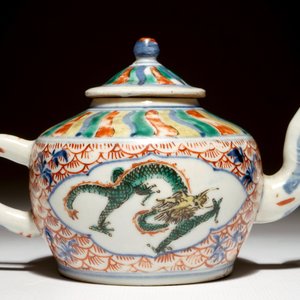 A Chinese wucai dragon teapot and cover, 19th C. — photo 3