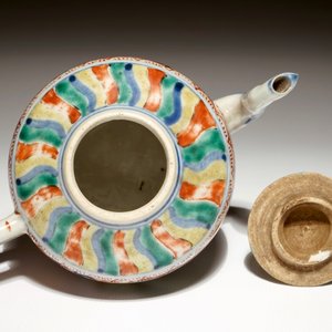 A Chinese wucai dragon teapot and cover, 19th C. — photo 5