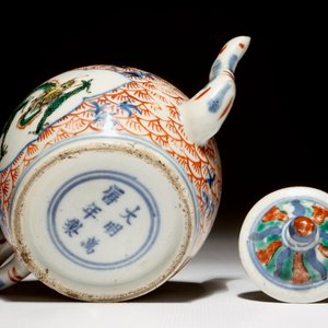 A Chinese wucai dragon teapot and cover, 19th C. — photo 6
