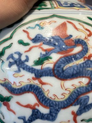 A Chinese wucai 'dragon' vase, Wanli mark, Republic — 照片 13