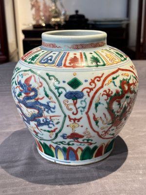 A Chinese wucai 'dragon' vase, Wanli mark, Republic — 照片 2