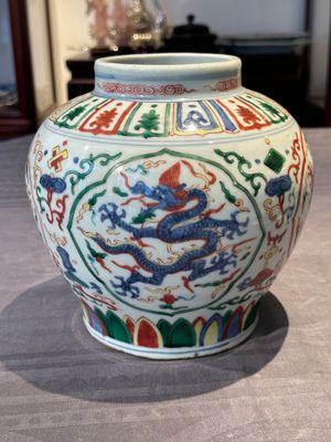 A Chinese wucai 'dragon' vase, Wanli mark, Republic — 照片 3