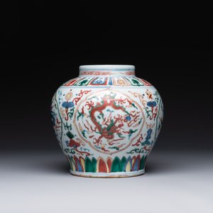 A Chinese wucai 'dragon' vase, Wanli mark, Republic — 照片 3
