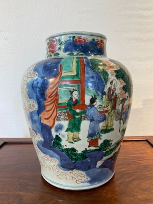A Chinese wucai 'Eight immortals' vase, Transitional period — 照片 3